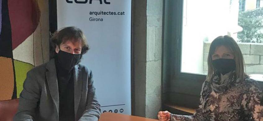 El president de la Demarcació de Girona i la Key Account Manager de Compac a la sala de Juntes de la Demarcació de Girona del COAC