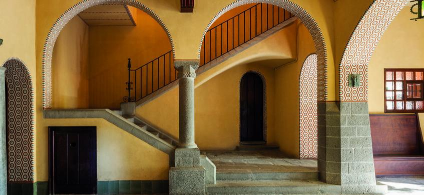 interior casa amb arcs.