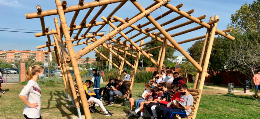 Un grup d'alumnes fent el taller de bambú al pati del centre